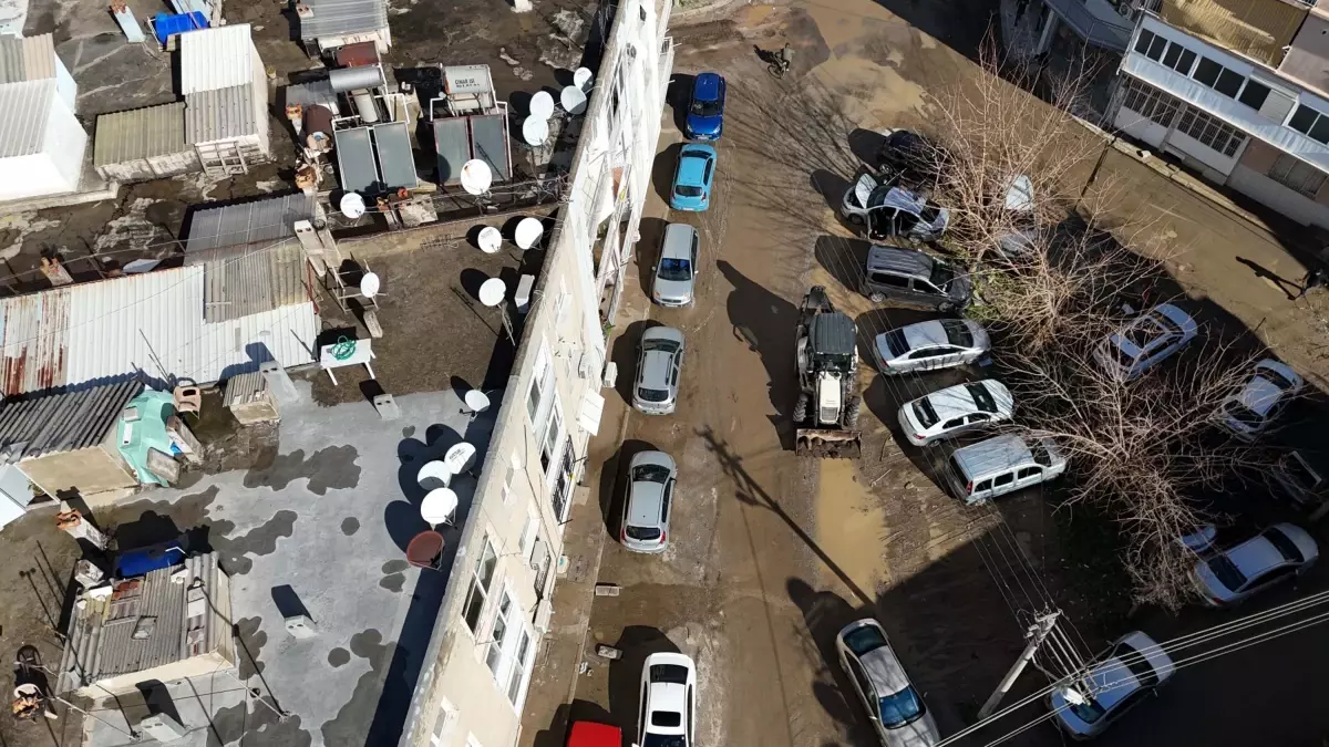 İzmir’de Şiddetli Yağış Sonrası Su Baskınları: 320 Konut ve 78 İş Yeri Etkilendi