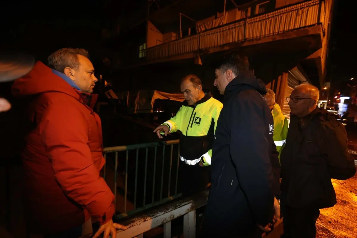 İzmir'de Şiddetli Sağanak Yağış Su Baskınlarını Tetikledi