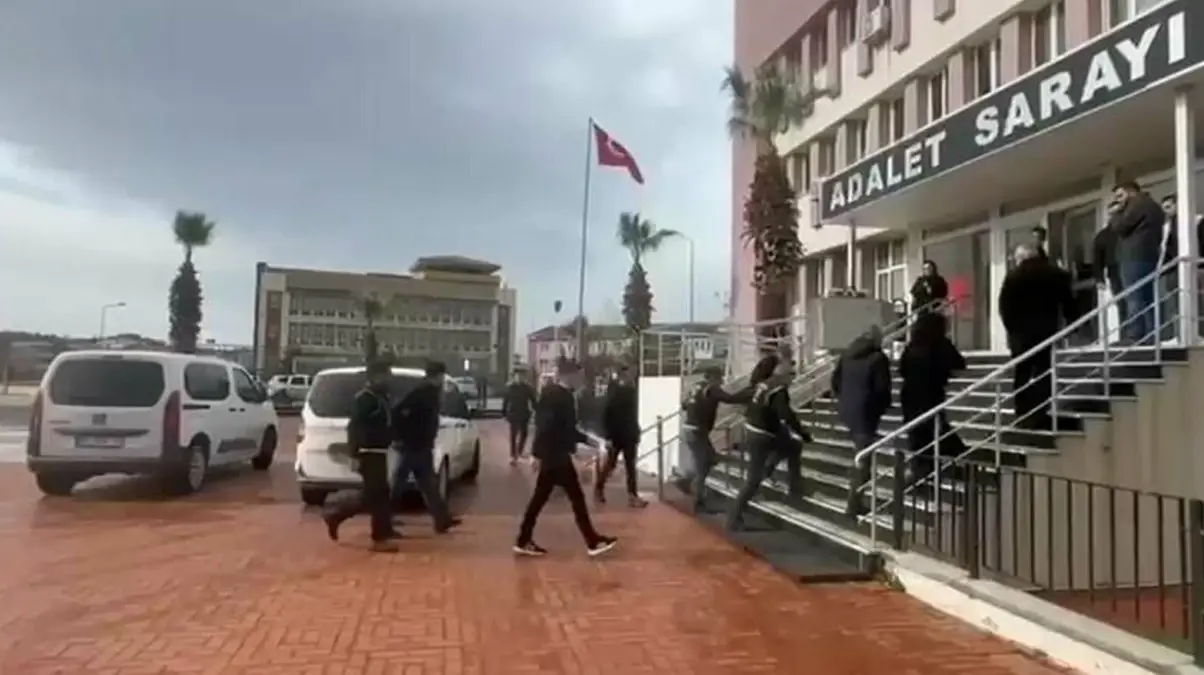 Ayvalık’ta Sahte Polis ve Savcı Kılığına Giren 3 Şahıs Gözaltına Alındı