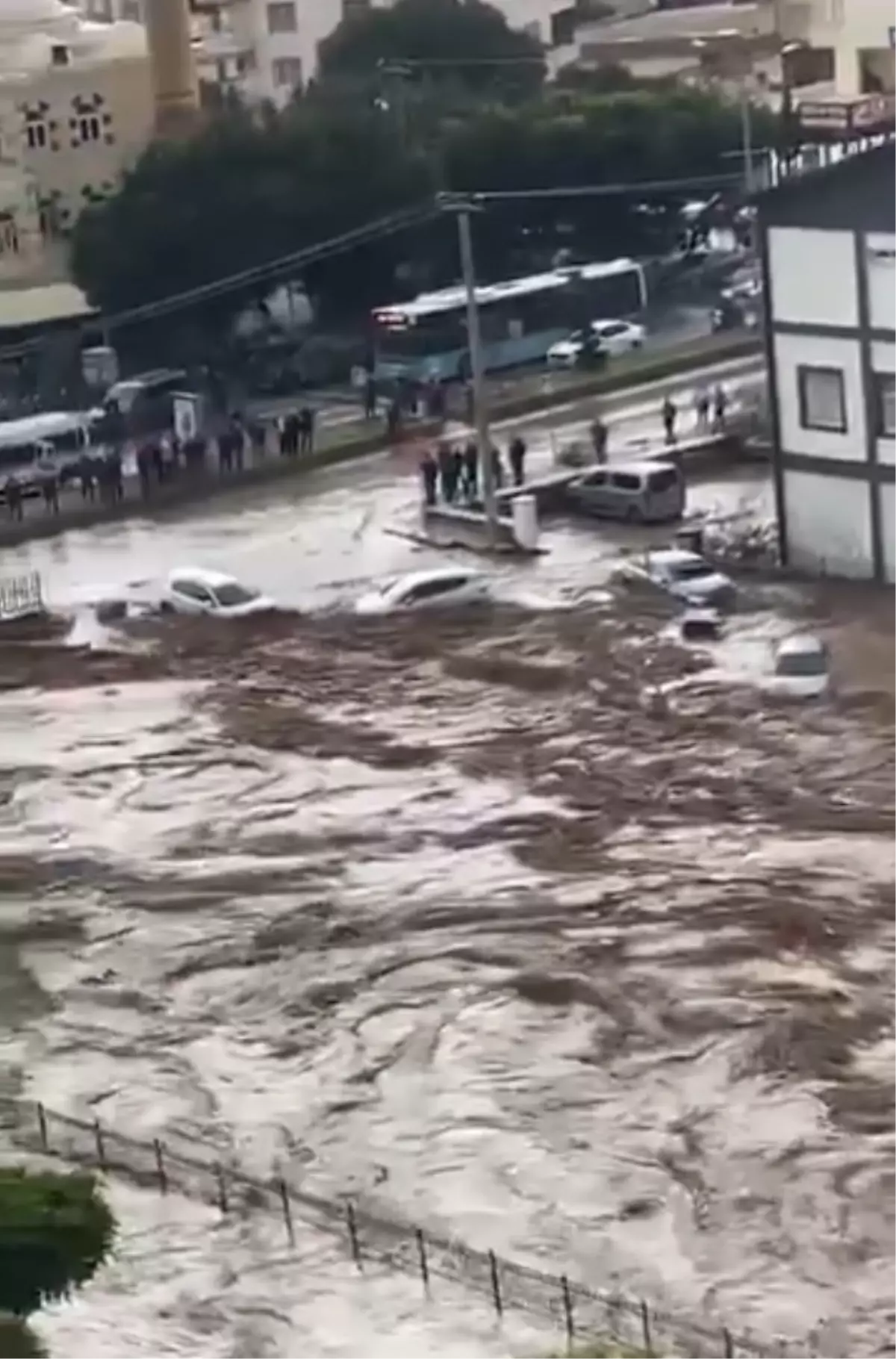 Mersin'de Sağanak Nedeniyle Mezitli Deresi Taştı, Tarsus'ta Taş Ev Yıkıldı