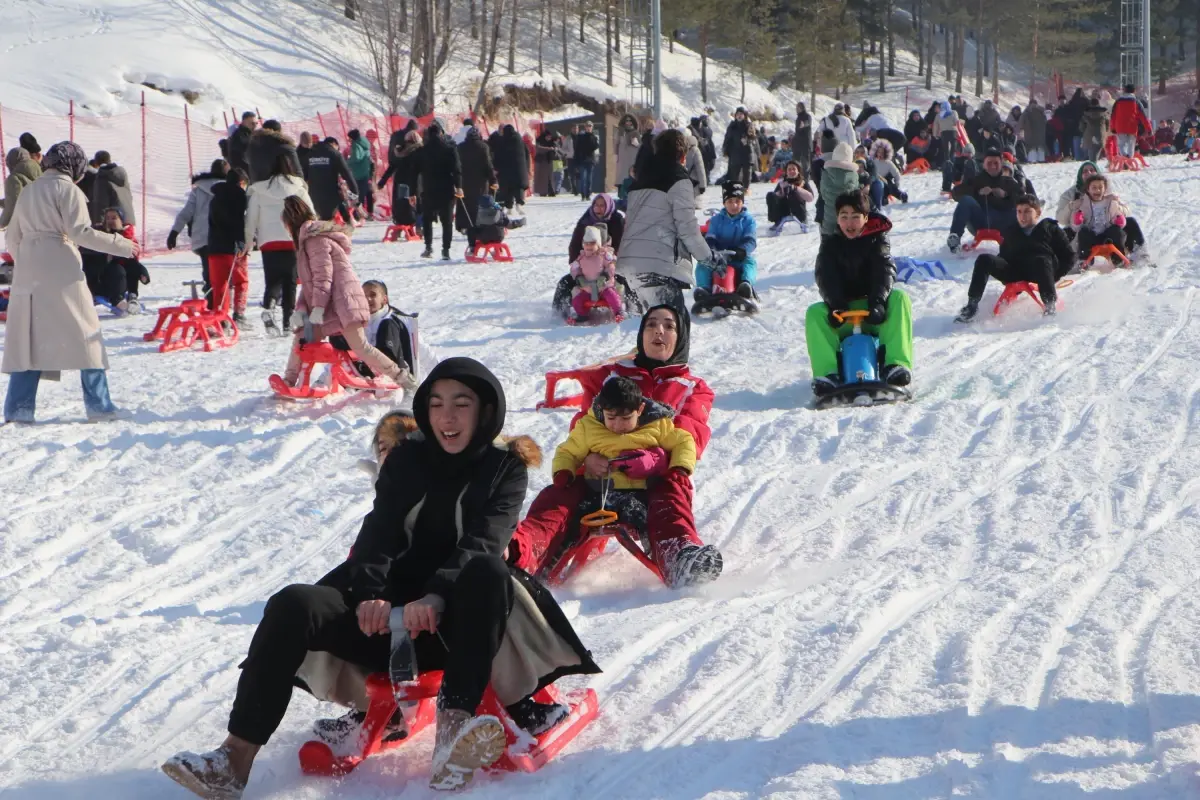 Palandöken Kayak Merkezi'nde Bahar Tatili Kalabalığı