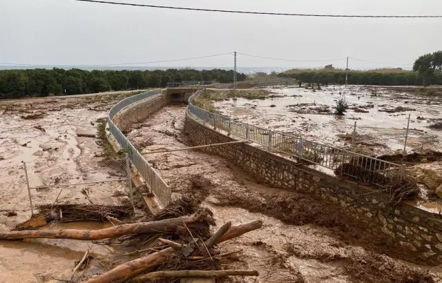 Mersin sokaklarında sel sularının akışı