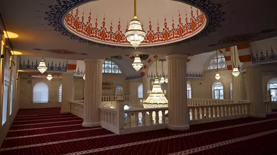 İpragaz Camisi iç mekan, ibadet alanı