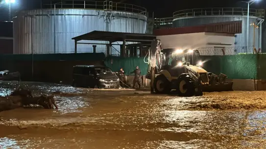 Çanakkale Sel Felaketi: Minibüs İş Makinesiyle Kurtarıldı