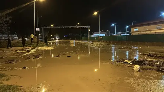 Kepez Çayı Aşırı Yağış Nedeniyle Taştı: Tekne ve Araçlar Zarar Gördü