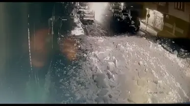 Çatıdan düşen kar kütlesi cipi etkiliyor