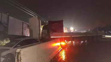 Belen'de Kaygan Yolda Kontrolü Kaybeden Tır 8 Araca Çarptı