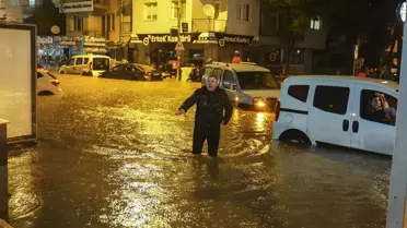 İzmir sokaklarında su birikintileri