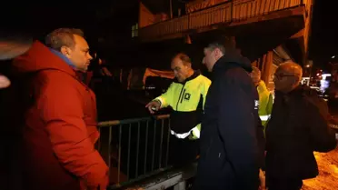 İzmir'de su baskınına müdahale eden itfaiye ekipleri