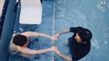 Hidroterapi uygulaması sırasında çocuklar