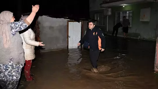 Manisa'da Şiddetli Sağanak Yağışlar Taşkın ve Trafik Sorunlarına Yol Açtı