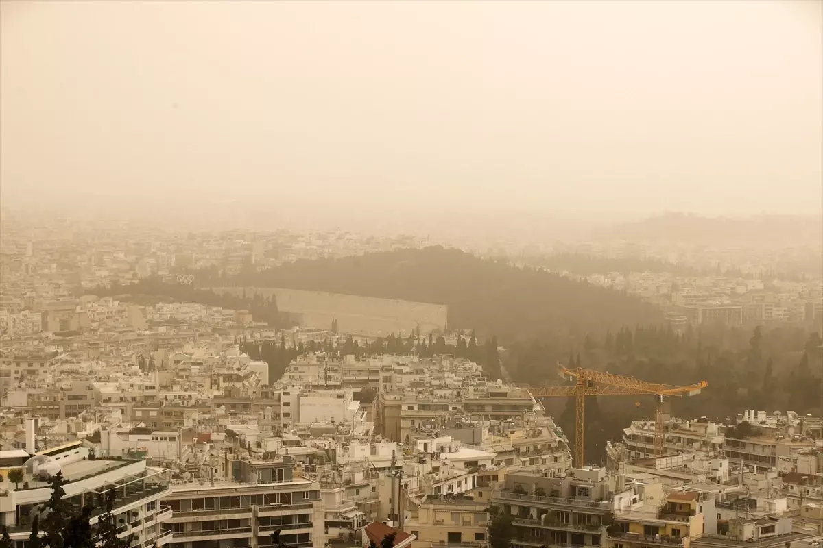 Atina'da Gökyüzü Afrika Tozu Nedeniyle Sarıya Döndü