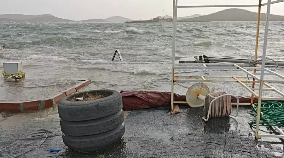 Ayvalık’ta Şiddetli Fırtına Sokakları Sular Altına Çekti