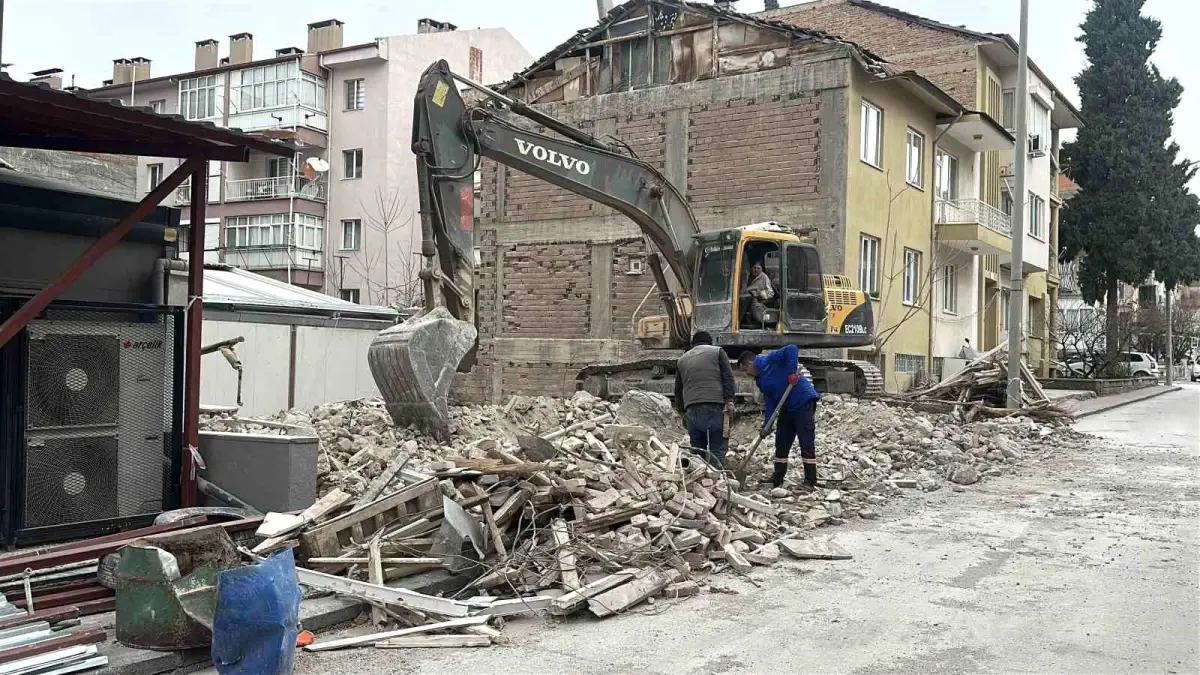 Burdur’da Bina Yıkımı Sırasında Doğal Gaz Sızıntısı ve Hızlı Müdahale
