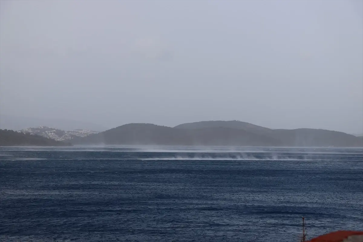 Bodrum'da Şiddetli Fırtına Deniz Ulaşımını Durma Noktasına Getirdi