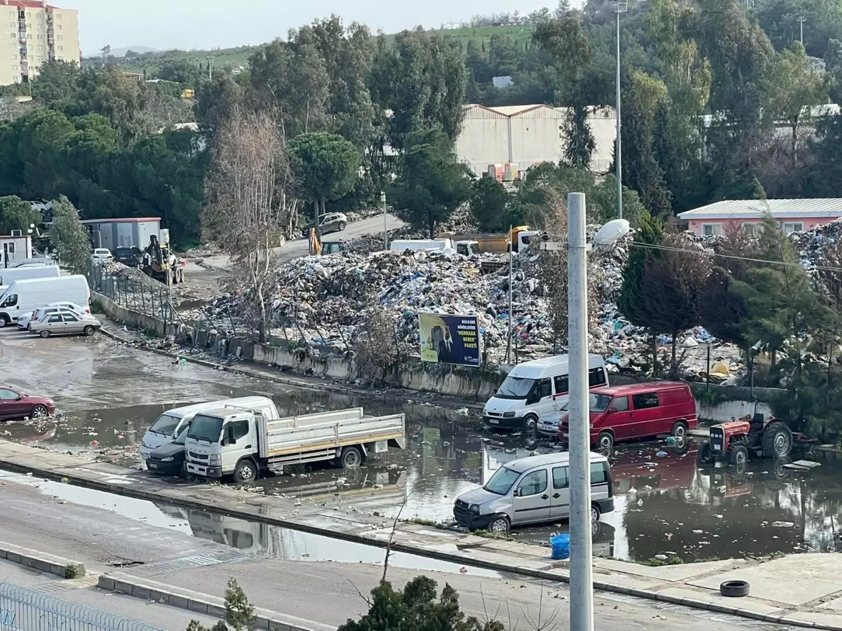 Buca’da Şiddetli Yağış Sonrası Çöp Taşması Sokakları Kapladı