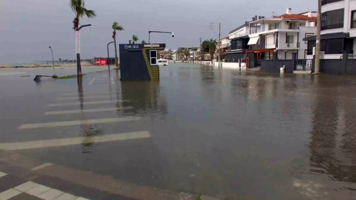 Balıkesir’de Fırtına Sonrası Deniz Kabardı, Yollar Göle Dönüştü
