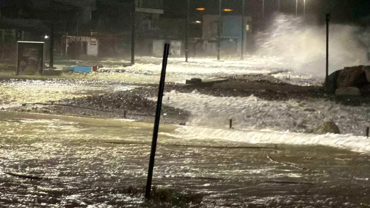 Altınoluk'ta Şiddetli Lodos Sahil Sularını Yükseltti