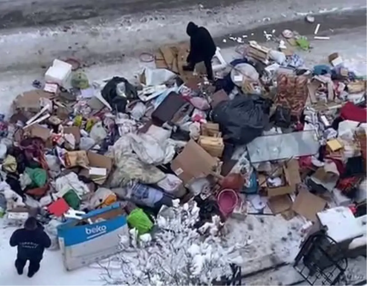 Erzurum Yakutiye'de Birikmiş Çöpler Mahalleyi Rahatsız Etti, Belediye Temizledi