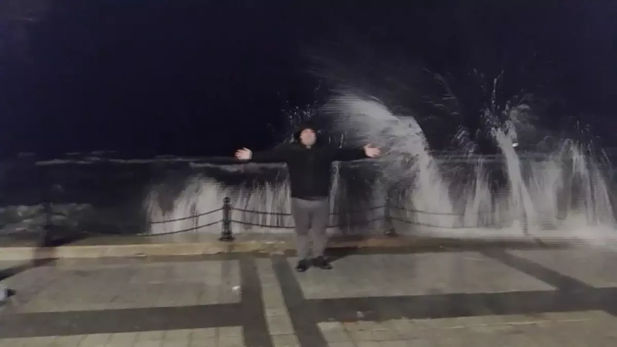 İstanbul’da Şiddetli Fırtına: Çatılar Uçtu, Dalga Seviyeleri Kıyıyı Aştı