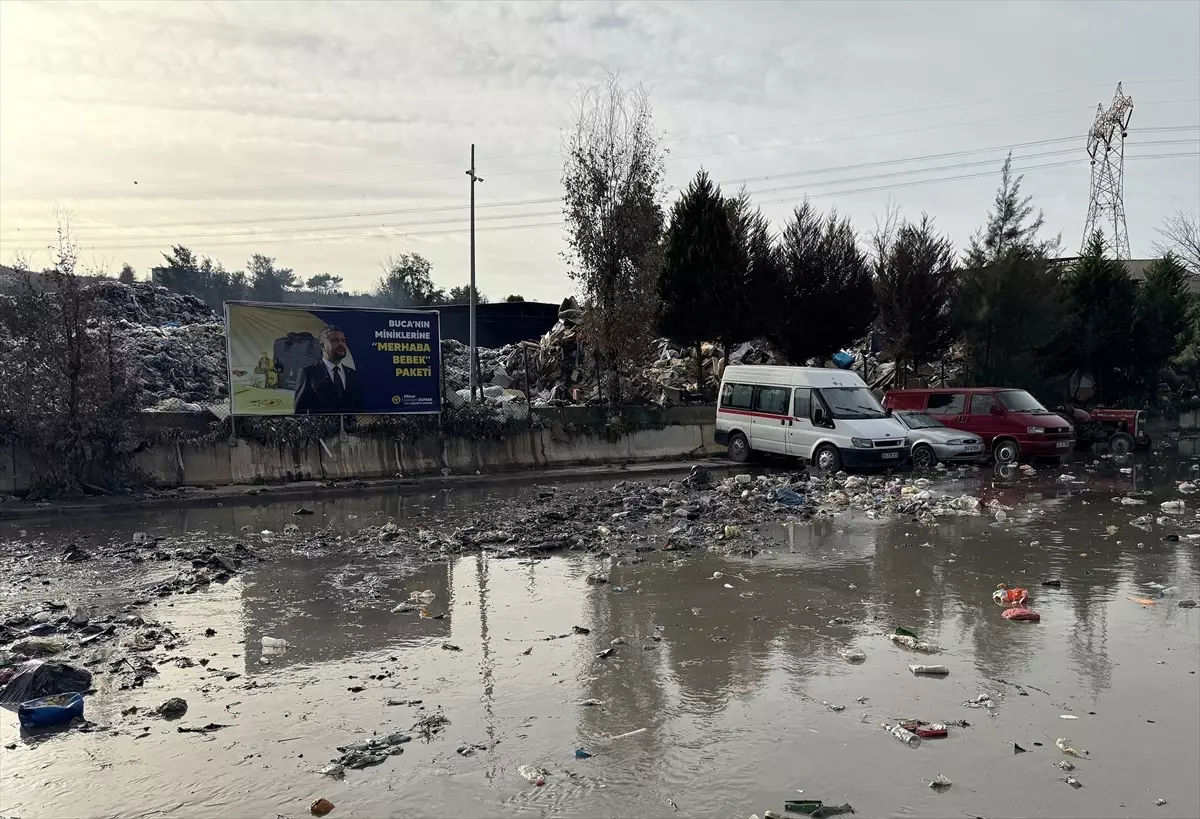 İzmir Buca’da Şantiyedeki Çöpler Yağmur Sularıyla Sokaklara Taştı