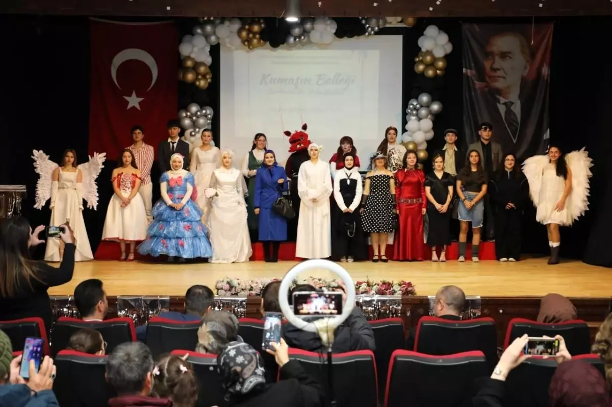 Karasu'da Lise Öğrencileri Atık Malzemelerle Sürdürülebilir Moda Defilesi Düzenledi