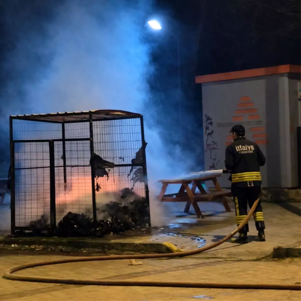 Tekirdağ Cumhuriyet İlkokulu Karşısındaki Geri Dönüşüm Konteynerinde Yangın Söndürüldü