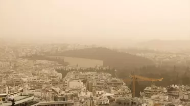 Atina gökyüzünün sarı renkli toz bulutları