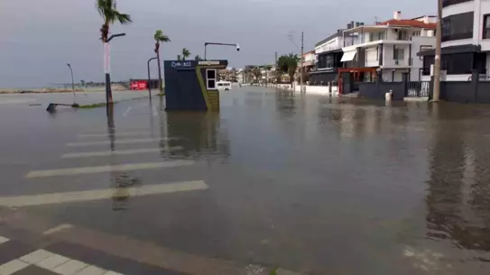 Deniz kabarmış sahil yolu