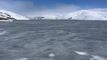 Buz tutmuş Dilimli Baraj Gölü manzarası