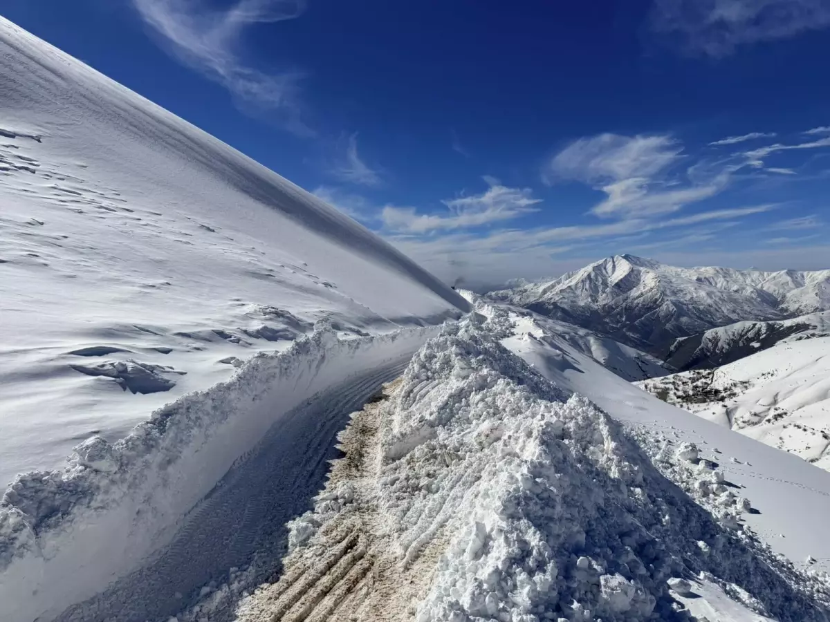 Van’da Özbeyli Mezra Yolunda Karla Mücadele Çalışmaları Başladı