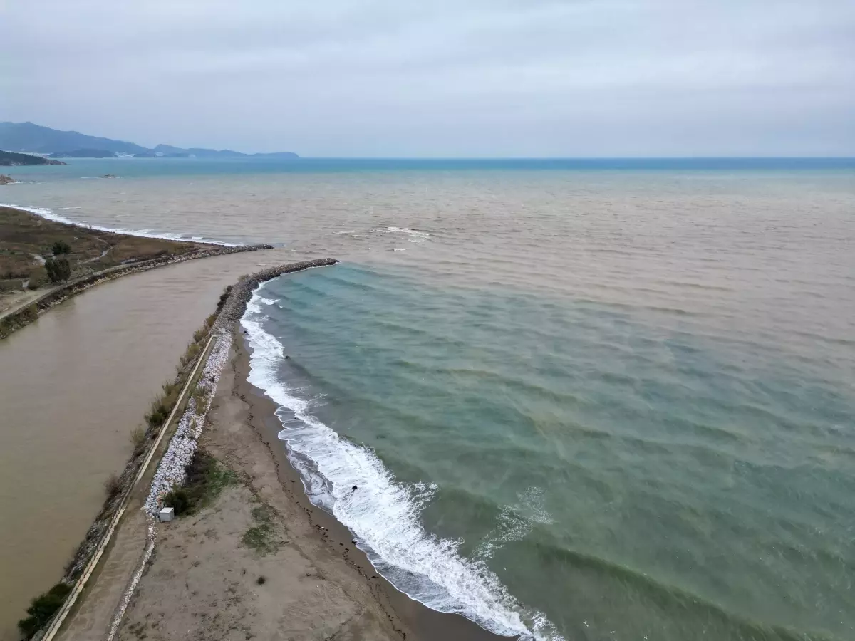 Mersin'de Şiddetli Yağışlar Sonrası Akdeniz'e Çamurlu Su Akıyor