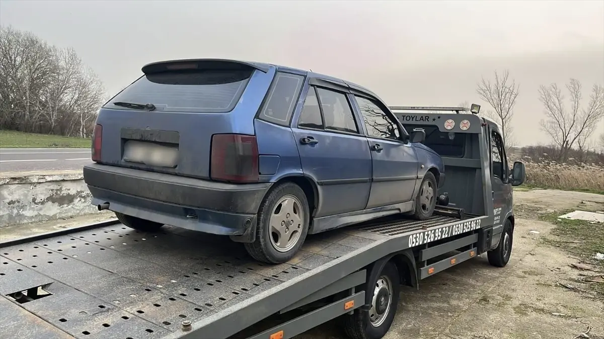 Edirne Uzunköprü'de Jandarma Trafik Kontrolü: Şüpheli Araç Otoparka Çekildi