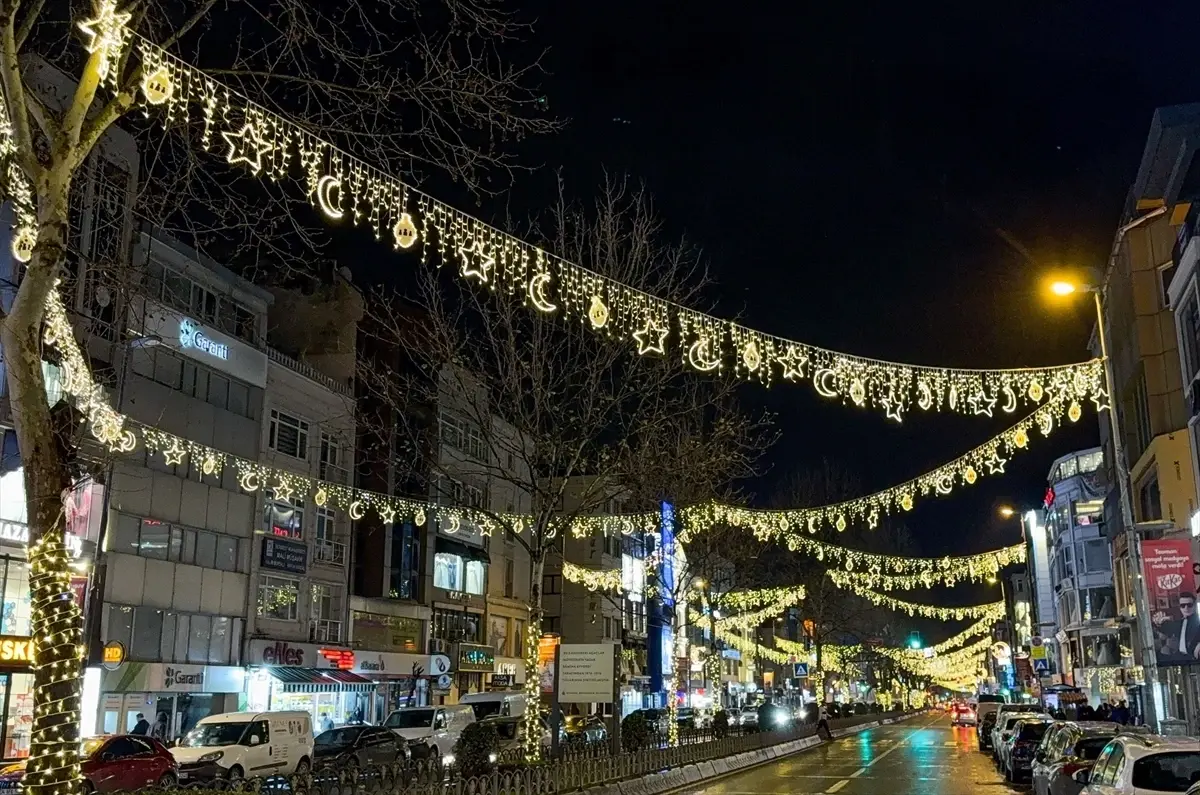 Fevzipaşa Caddesi Ramazan Atmosferiyle Işıl Işıl