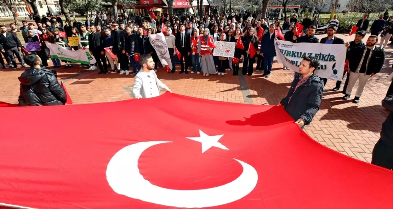GAÜN Öğrencileri Türk Bayrağına Saygı Yürüyüşü Düzenledi