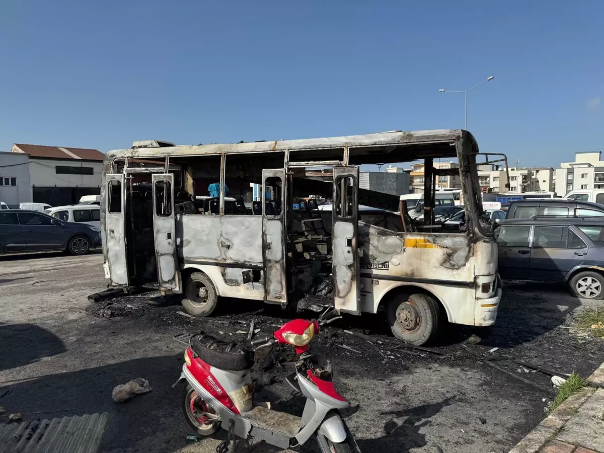 İzmir Çiğli'de Hurda Otobüste Çıkan Yangın 16 Yaşındaki Gençin Ölümüne Yol Açtı