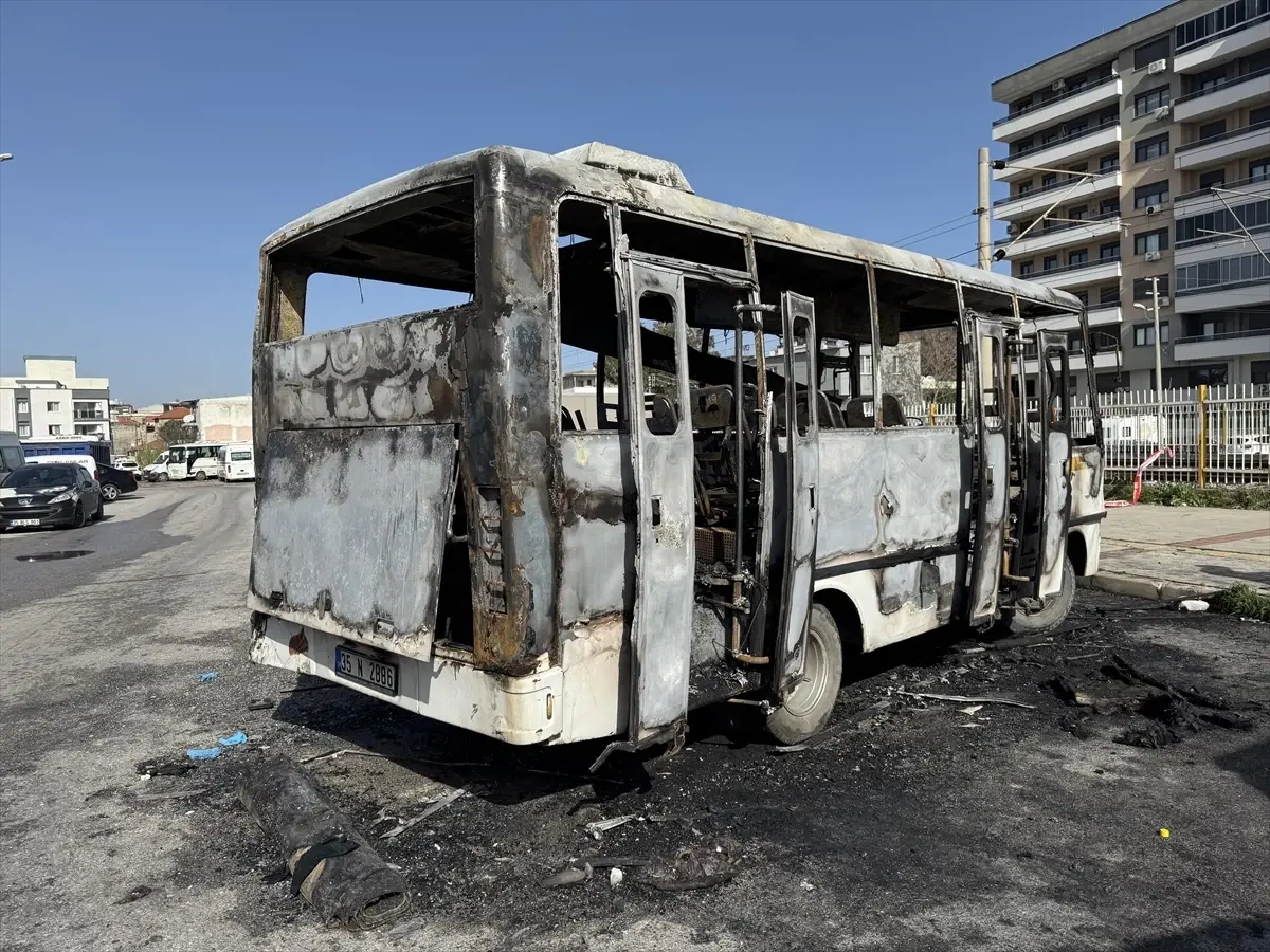 İzmir Çiğli'de Midibüste Çıkan Yangın 16 Yaşındaki Çocuğun Ölümüne Yol Açtı