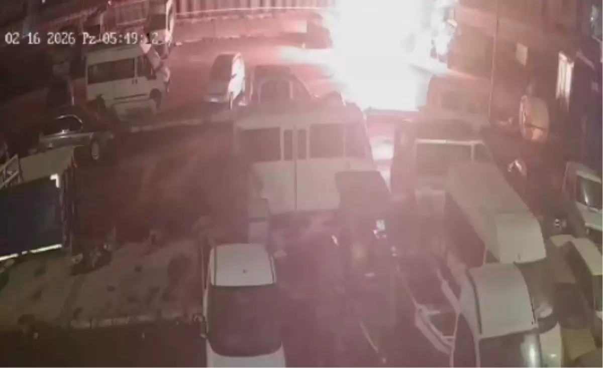 İzmir Çiğli'de park halindeki midi-büste çıkan yangın 16 yaşındaki çocuğun ölümüne yol açtı