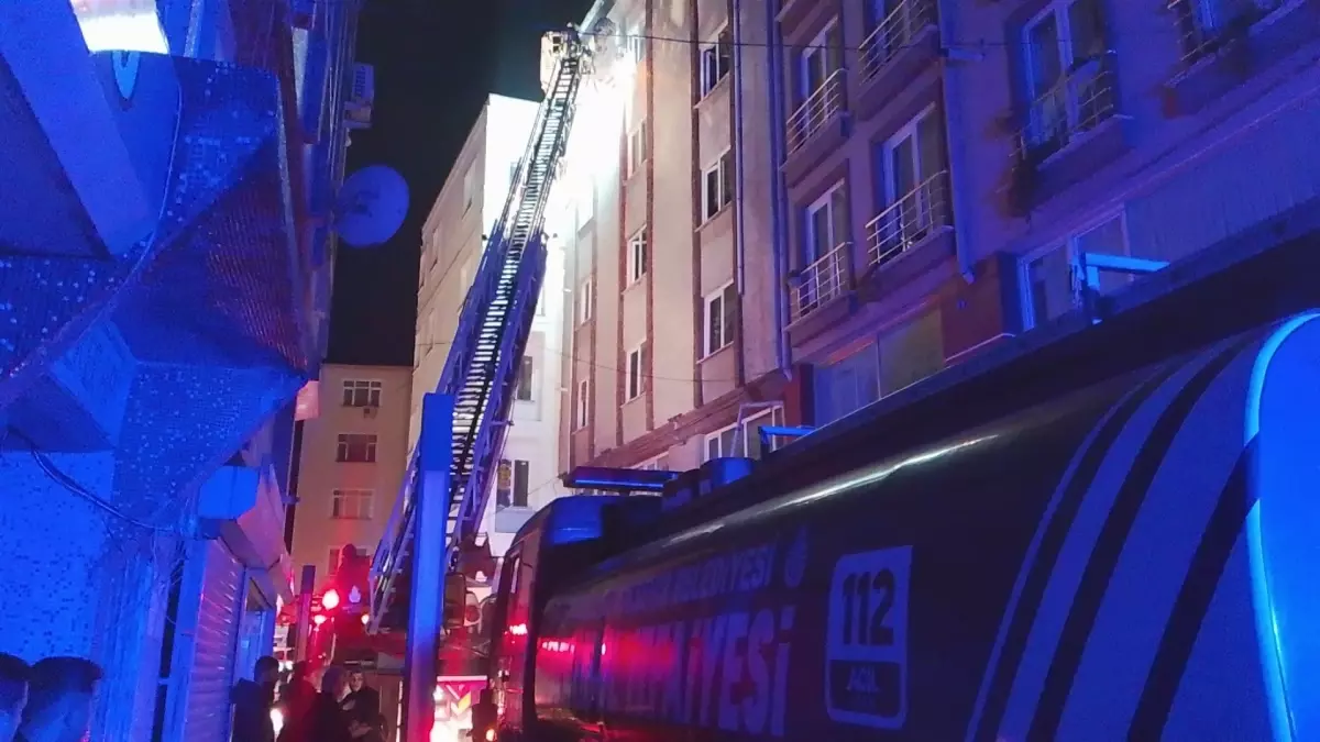 Silivri'de Elektrik Trafo Patlaması Yangına Neden Oldu, 2 Kişi Dumanla İlgili Sorun Yaşadı