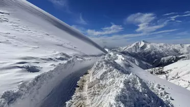 Kar temizleme ekipmanlarıyla mezra yolu