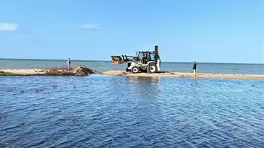 Enez'de belediye ekiplerinin tahliye çalışması