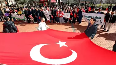 Türk bayrağına saygı gösteren GAÜN öğrencileri