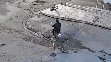 Motosiklet hırsızlığı sırasında kaydedilen güvenlik kamerası görüntüsü