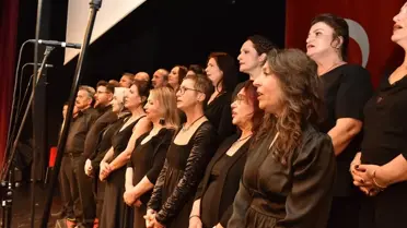 Konserde sahnede çalan sanatçılar