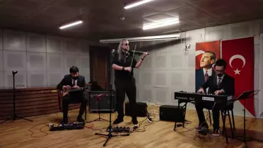 Konserde Yeşilçam müzikleri performansı