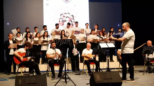 Koro üyelerinin sahnedeki performansı