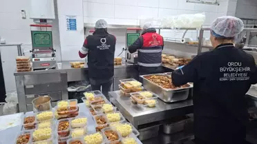 Ordu Büyükşehir Belediyesi Ramazan’da İhtiyaç Sahiplerine Ücretsiz Sıcak Yemek Sunuyor