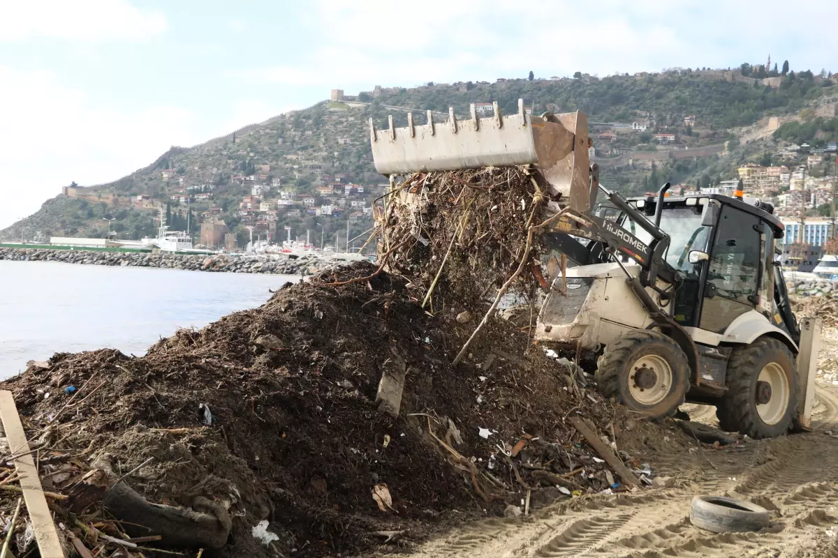 Sağanak Sonrası Alanya Plajları Çöp Yığınlarıyla Karşılaşıyor