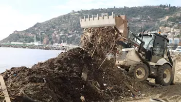 Temizlik ekipleri Alanya plajında çalışıyor
