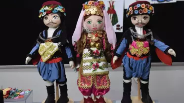 Tamamlanmış bir bez bebek koleksiyonu